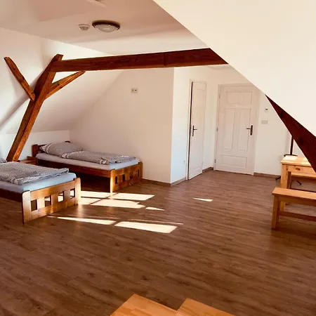 Penzion, Restaurace Jaro Brdy ゲストハウス Věšín