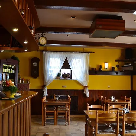 ゲストハウス Penzion, Restaurace Jaro Brdy Věšín